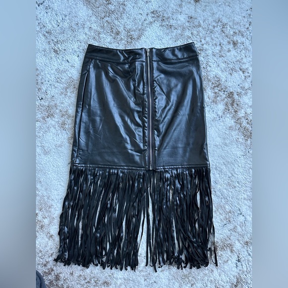 Faux leather skirt with fringe - Picture 3 of 7